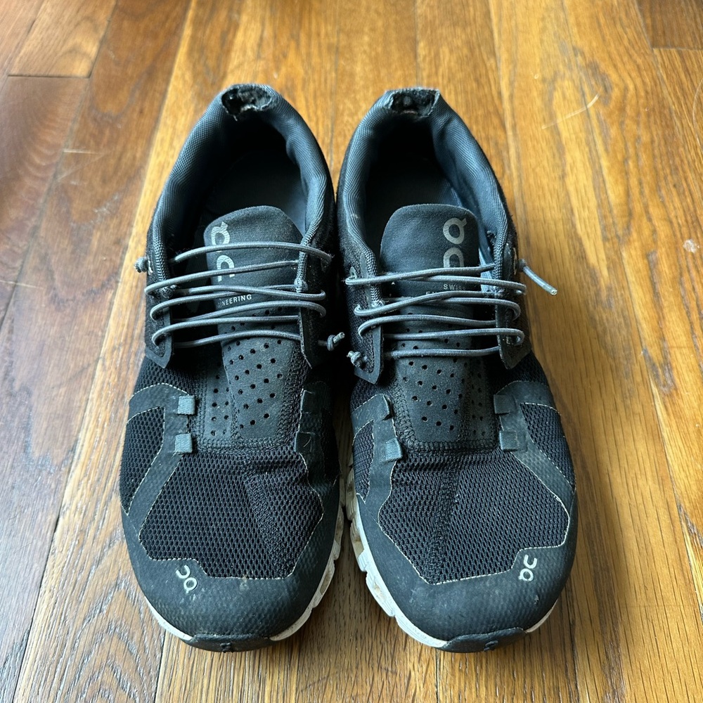 On Cloud Sneakers women’s size 8.5